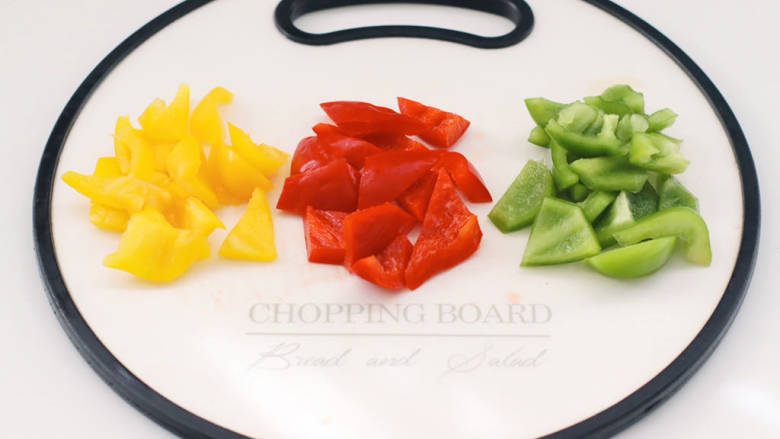 彩椒鸡腿饭,把<a style='color:red;display:inline-block;' href='/shicai/ 61'>青椒</a>和红椒，黄椒去籽后用刀切小块。