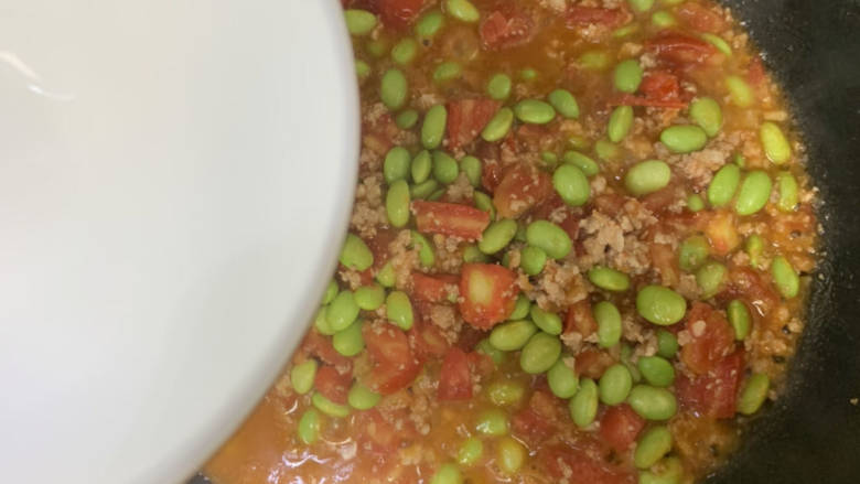 青豆番茄烧肉末,倒入一小碗清水