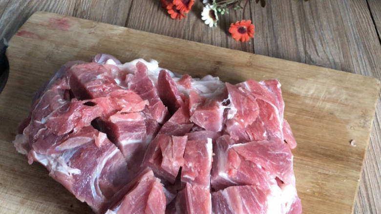 猪膀酿梅干菜,将猪膀肉翻面，切小块，注意别切透了，切至肉皮即可
