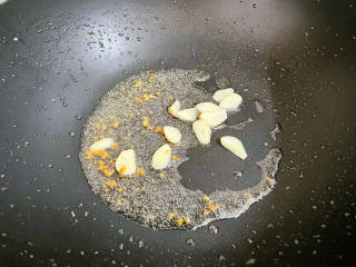 香菇肉片煲,锅中留底油加入蒜片爆香