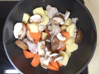 土豆香菇焖鸡,加入香菇，翻炒均匀