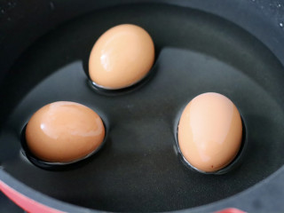 培根鸡蛋酥,鸡蛋洗净煮熟后。