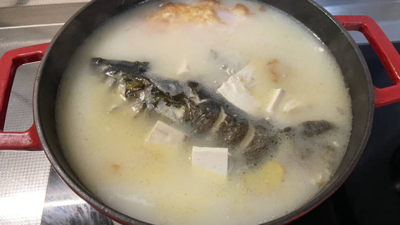 鱼头炖汤➕鱼头豆腐汤,炖到汤汁奶白，加入嫩豆腐，