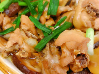 姜葱冬菇蒸滑鸡,出锅，趁热食用