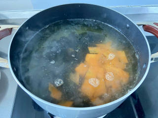 凉拌蒜蓉西兰花,加入胡萝卜片木耳，焯水一分钟，捞出备用