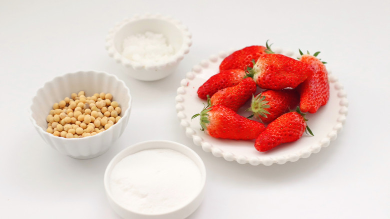 #闹元宵#草莓豆乳布丁,首先备齐所有的食材。