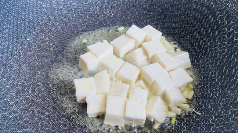 白果炖豆腐,放入豆腐块，颠锅几下