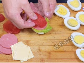 迷你鸡蛋小汉堡制作教程,火腿上放一片柿子。