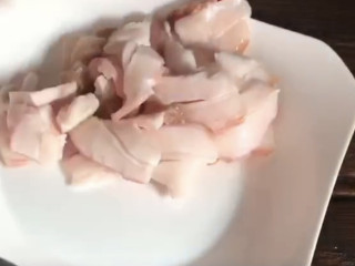 杂炒蔬菜,猪肉洗净后切成薄片备用