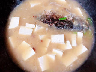鲫鱼豆腐菇菌汤,将鲫鱼翻面，加入豆腐、盐，继续炖煮10分钟。