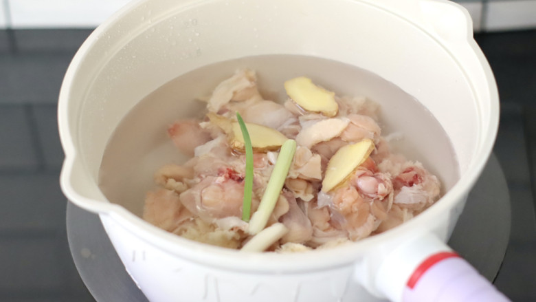 #闹元宵#石斛莲藕玉米鸡汤,锅中倒入适量清水，放入鸡块和葱姜。