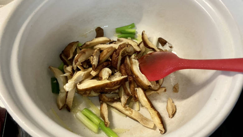 冬瓜瘦肉汤➕冬瓜香菇鸡肉汤,加入香菇片，中小火炒干水分