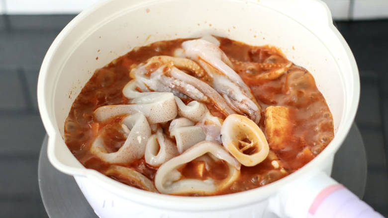 韩式泡菜鱿鱼豆腐煲,加入鱿鱼。