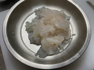 油泼鱼➕葱香浓郁油泼鱼片,鱼肉清洗，厨房纸巾吸去表面水分，斜刀切2毫米厚的片
