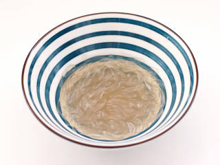 砂锅脊骨煲,粉条提前用温水泡软。