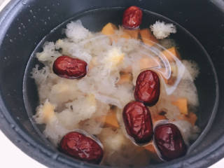南瓜银耳莲子羹,加入适量水和红枣