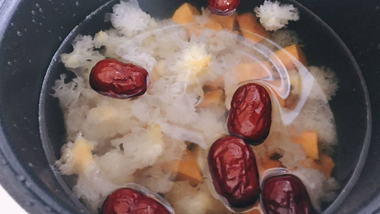 南瓜银耳莲子羹,加入适量水和红枣