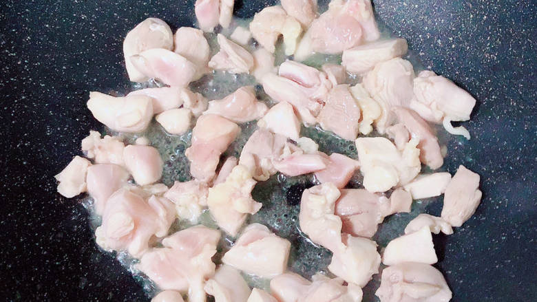 豆腐卤面,锅中倒入油，下入鸡块翻炒均匀。