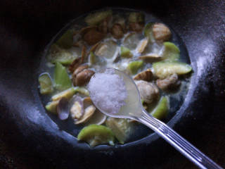 丝瓜花蛤汤,加少许盐、胡椒粉调味