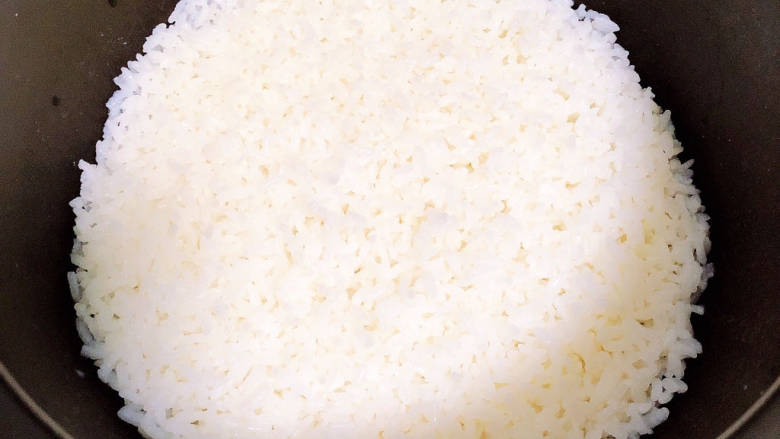 海苔拌饭,大米饭蒸好了。