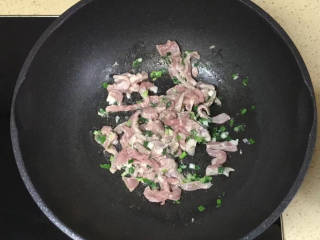 嫩南瓜炒肉丝,加入猪肉丝，煸炒至变色