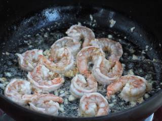 杂炒时蔬,接着放入腌制好的虾仁，小火煎炒至虾仁变成红色。