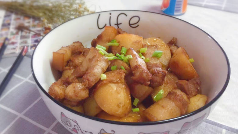 五花肉焖小土豆,出锅