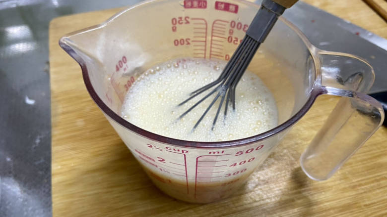 南瓜蒸蛋,加入150毫升，约蛋液1.5倍的凉开水搅拌均匀