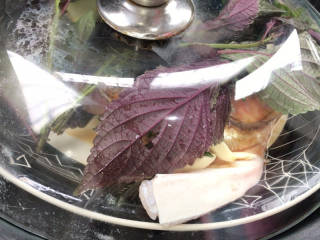 紫苏蒸鱼头,放入开水锅中，蒸10分钟