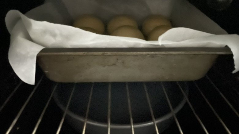 淡奶油小餐包,烤箱里放一碗热水进行一次发酵。