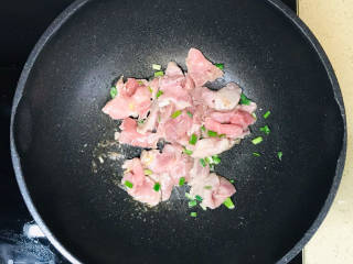 醋溜木须肉,锅里加葱花爆香，投入猪肉片，翻炒变色
