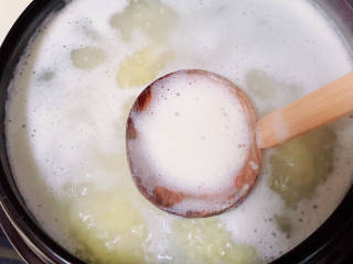 百合小米粥,烧开锅慢炖10分钟，撇去浮沫。