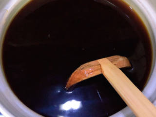 芒果芋圆烧仙草,锅中倒入清水，下入仙草粉，加热持续搅拌。