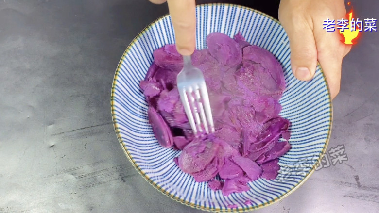 自制香甜软糯的素葡萄教程,把紫薯捣成泥