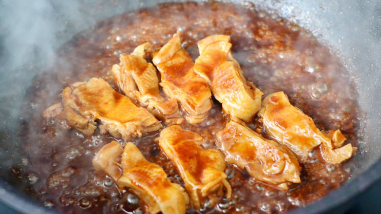 彩椒鸡腿饭,大火烧开，煮至锅中汤汁浓稠时。