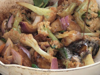 干锅菜花五花肉,加入胡椒粉、味精、蚝油和生抽，翻炒均匀
