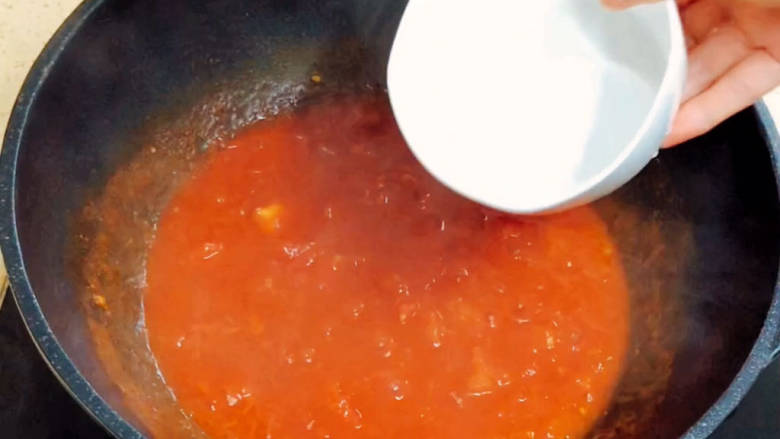 酸汤肉片,加入一碗清水，翻拌均匀