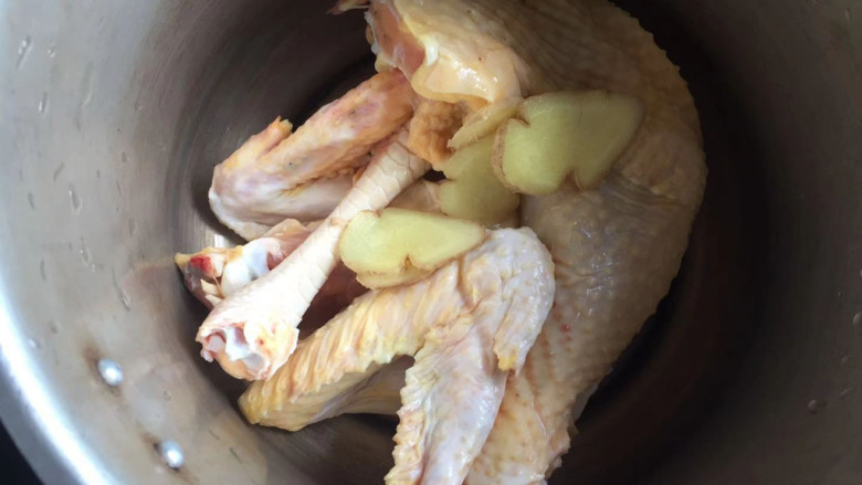 芋头烧鸡,洗好的鸡放入高压锅中，加入姜片