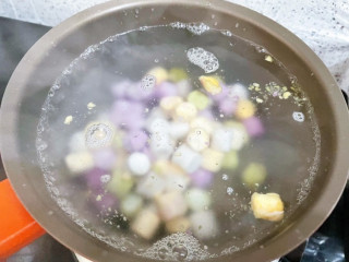 芒果芋圆烧仙草,锅中烧开水，加入芋圆煮熟