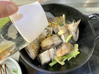 鲈鱼炖豆腐➕川味鲈鱼炖豆花,加入葱段姜片泡椒，煸香，淋一汤匙料酒去腥