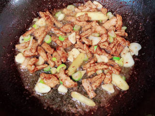 蒜苔香干,放入蚝油、生抽、花椒粉翻炒均匀，放入葱姜蒜爆香。