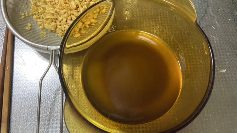 蒜香焖翅,炸到浓郁的蒜香味，蒜炸到金黄，倒出过滤出蒜油