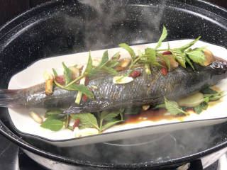 薄荷蒸鲈鱼,放入开水锅中，蒸8分钟