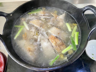 鲈鱼炖豆腐➕川味鲈鱼炖豆花,加入适量开水，煮开后中大火炖煮5分钟