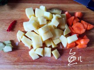 五花肉焖饭,土豆、胡萝卜切小块，生姜切片