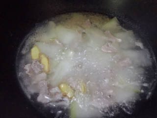 冬瓜瘦肉汤,让汤沸腾5分钟左右