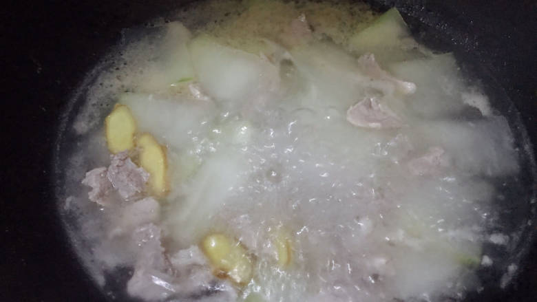 冬瓜瘦肉汤,让汤沸腾5分钟左右