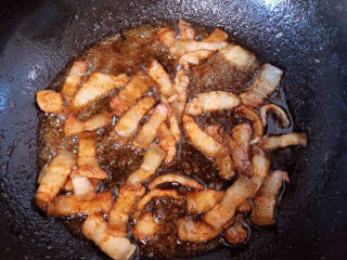 蒜苔五花肉,放入料酒、蚝油、酱油、花椒粉翻炒均匀。