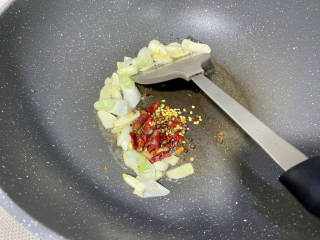 白菜烩小酥肉,加入花椒干辣椒八角，中小火煸香