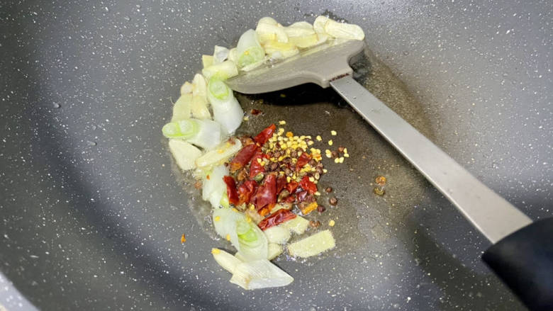 白菜烩小酥肉,加入花椒干辣椒八角，中小火煸香